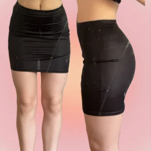 Svart kjol - Simpel y2k tight kjol från pretty little things. Köpt second hand och i bra skick!