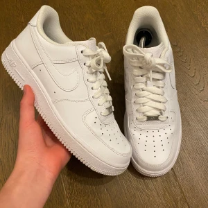 Nike air force 1 - Säljer nu dessa Nike air force 1. Skorna är i 10/10 skick och har använts 2 gånger, strolek 40,5. Låda medkommer. Hör av vid funderingar eller fler bilder!