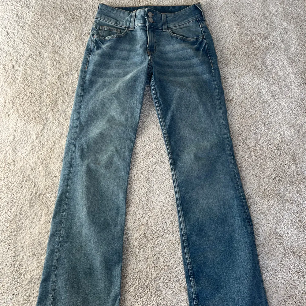 Trendiga jeans med fickor där bak. Köpta från HM och slutaålda på hemsidan. Riktigt bra skick och endast använda 2 ggr. Lite skadade längst ner (se bild 4&5). Skriv för med information💗 skriv helst först innan köp💗. Jeans & Byxor.