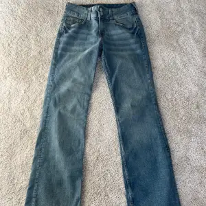 Trendiga jeans med fickor där bak. Köpta från HM och slutaålda på hemsidan. Riktigt bra skick och endast använda 2 ggr. Lite skadade längst ner (se bild 4&5). Skriv för med information💗 skriv helst först innan köp💗