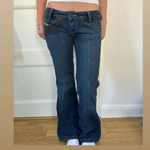 Low waist diesel jeans  - Säljer nu dessa snygga diesel jeans! De är i så bra skick och är använda fåtal gånger! De kommer knappt till användning längre, därav säljer jag dem nu!💗