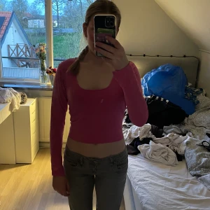Rosa topp - En supergullig rosa topp med urringning från hm i storlek L men passar både mindre och större beroende på hur man vill ha den. Använd fåtal gånger och har inga defekter. Skriv vid frågor. 