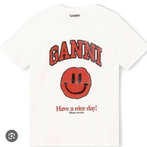 Ganni t-shirt  - Söt ganni-shirt som är använd fåtal gånger så den är i relativt bra skick! Skriv vid intresse 🥰 Nypris ca 700 kr! 