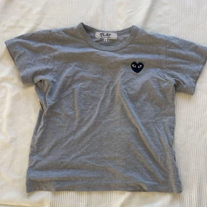 Comme des Garçons t shirt - Säljer min knappt använda t shirt från comme des garçons. Den är i en kvinna modell och är tight fit. Den är i serien play. Kom privat om ni har frågor eller önskar bilder!💞☺️