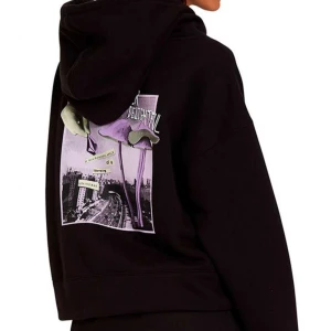 Hoodie med tryck  - Svart hoodie med tryck bak och fram! 