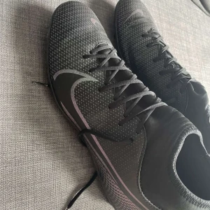 Nike mercurial fotbollskor  - Knappt använda, sköna Nike fotbollskor som passar storlek 43 & 44 Svarta & lila 