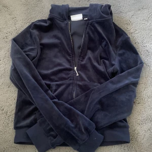 Juicy tröja  - Säljer denna juicy zip hoodie då den inte kommer till användning längre. Storlek 12-13 år men passar mig som oftast brukar ha xs! Pris kan diskuteras. 