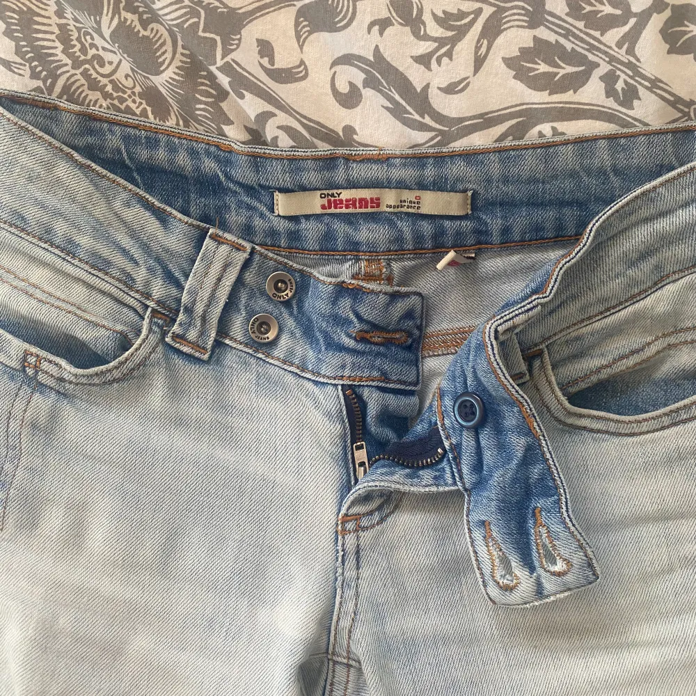 Säljer ett par gamla jeans som är köpta från only. Lite hål, bilder kan skickas. . Jeans & Byxor.