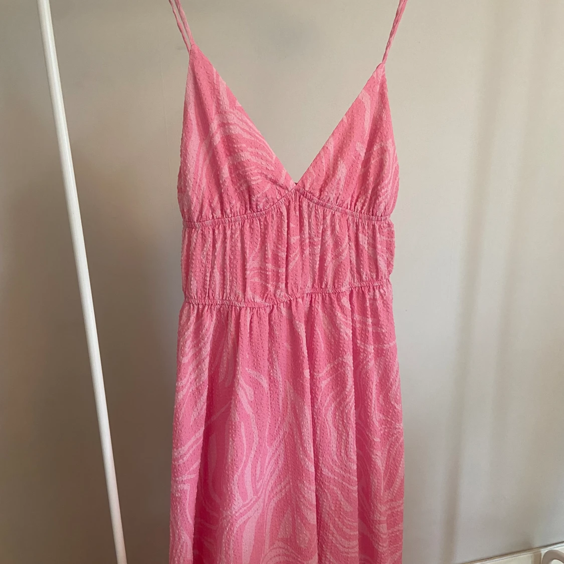 Rosa långklänning från HM i zebra-mönster - 90