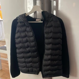 ÄKTA Moncler cardigan ny pris (6000kr) - Här e min fina moncler cardigan , Köpte den för 1 år sedan ,stolek 14yr (barn stolek) den e lite kort på mig men om du är kort så borde den sitta galant! Fodral kommer med Scan funkar på jackan 100%äkta moncler mer frågor såär de bara skriva till mig