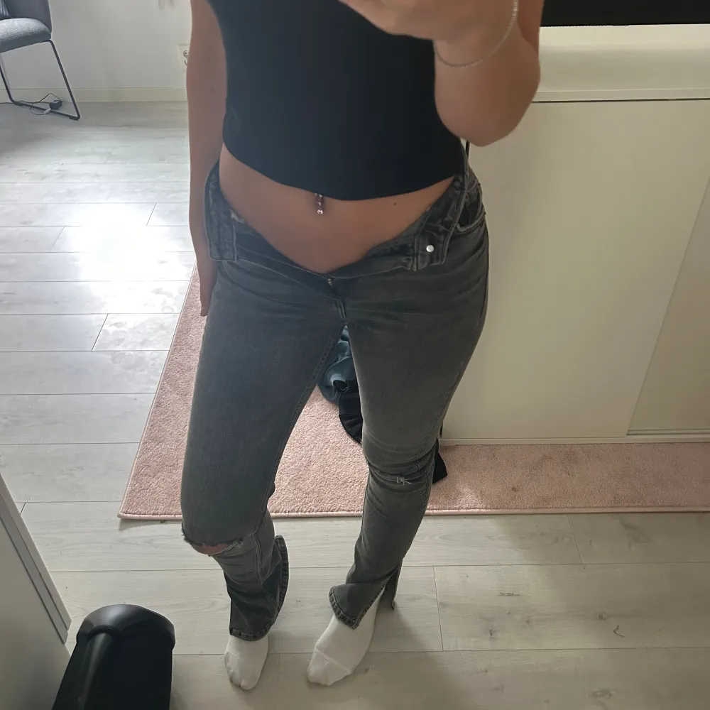 Säljer dessa populära Zara jeansen med hål i storlek 34. Lite små på mig så kan tyvärr inte stänga dom. Skriv privat för frågor💕. Jeans & Byxor.