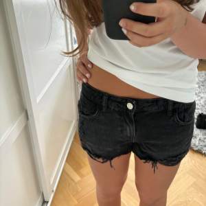 Säljer dessa helt oanvända svarta jeansshorts från Zara💗💗