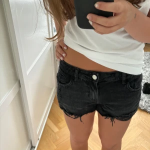 Lågmidjade jeansshorts - Säljer dessa helt oanvända svarta jeansshorts från Zara💗💗