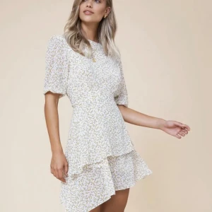 Assymetric dress - Säljer slutsåld adooreklänning. Nypris 1495 kr. 