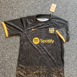Barcelona Special edition fotbollströja - Barcelona tröja, helt oanvänd i mycket bra skick. 