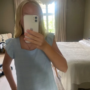 Snygg topp! - Säljer denna snygga topp pga att den inte kommer till användning! Har aldrig användt den och köpte den för ungefär 350kr. Storlek S men passar också M.