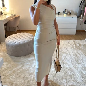 Beige klänning  - Beige klänning från asos i storlek 36, den är slutsåld på hemsidan! Använd en gång! 