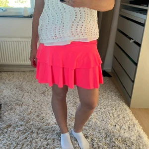 Volang kjol  - Volang kjol i cool rosa färg som får en att se lite extra brun. Aldrig använd. Stretchigt material 