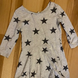 Klänning stjärnor - Begagnat skick.strl 134/140 Kolla gärna in mina andra annonser för samfrakt. Jag säljer mycket barnkläder just nu! Katt finns i hemmet (allergivänlig ras).