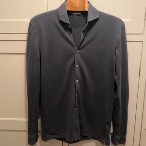 Rose&Born skjorta - Exklusiv mörkblå Rose&Born skjorta. Jätte fint skick. Skriv vid frågor/funderingar! :)