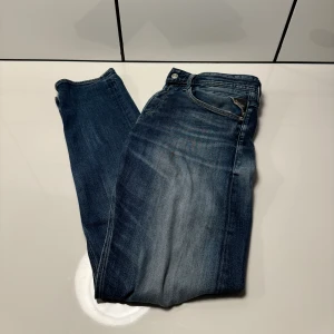 Replay Jeans - Replay Jeans, riktigt snygg färg med några enstaka slitningar. Byxorna är i ett grymt skick, hör av er vid minsta fundering. 😊