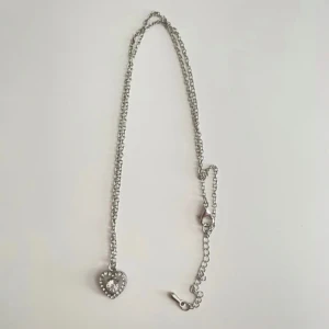 Silvrigt halsband - Silvrigt halsband från ur och Penn  Köpt för något år sedan  Aldrig använt