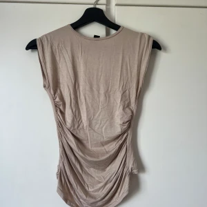 T-shirt beige  - En beige T-shirt 