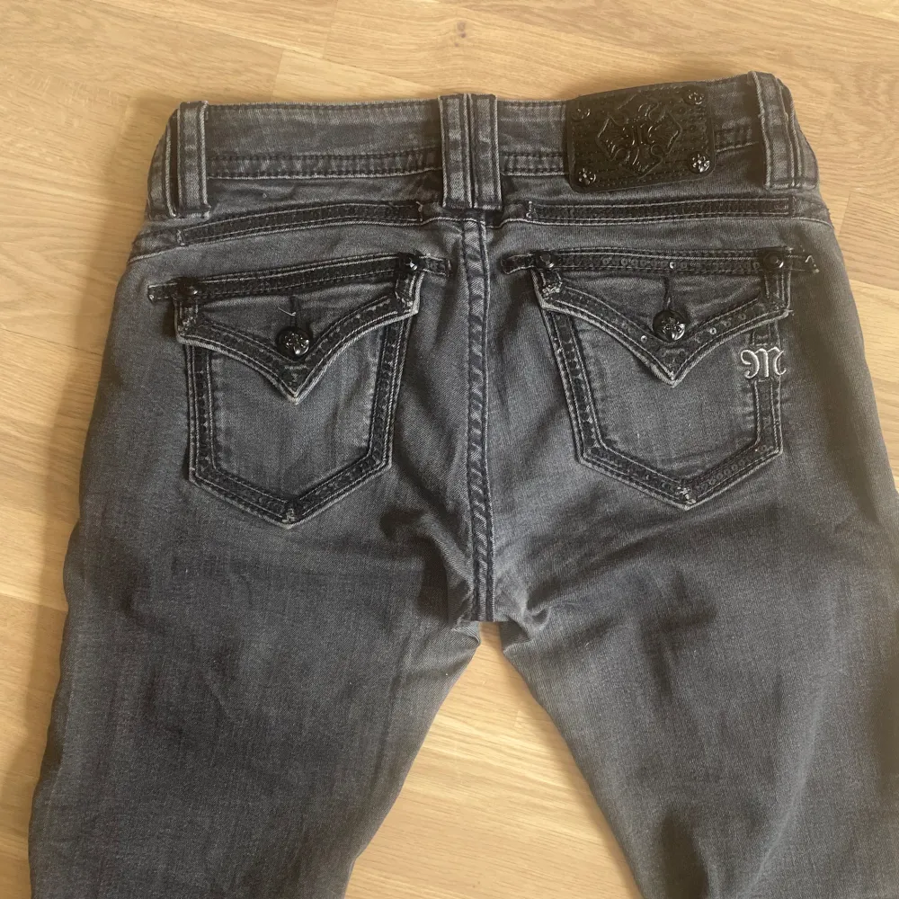 Otroligt snygga svarta bootcut Miss me jeans. Omsydda av mig. Står storlek W27 i dom men sitter som en W29/W30. Inga defekter alls, alla stenar och paljetter sitter kvar. Säljes pga att de är för korta för mig. Hör av dig vid frågor 🫶. Jeans & Byxor.