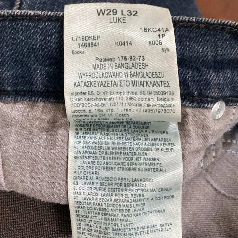 Nästan oanvända. Nyskick. Blåa Lee jeans. W29 L32 säljer för att dom e för korta. Kan mötas upp på södermalm. Fråga gärna efter mer/bättre bilder. . Jeans & Byxor.