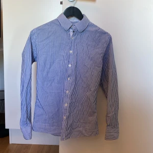 Randig skjorta - Somrig bomullsskjorta med detaljer på ärmarna