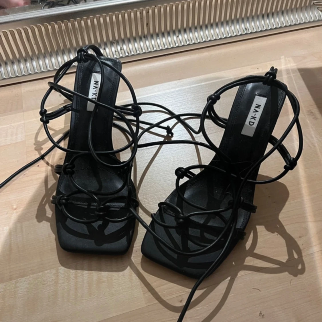 Stilettos med knutna ankelband - 90