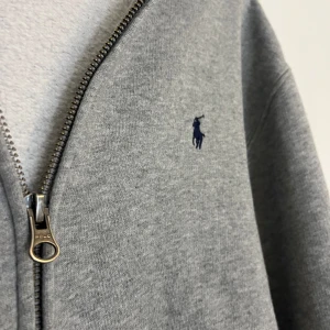 Polo ralph lauren zip hoodie - I bra skick Säljer för att jag inte använder den lika mycket Den är i storlek XL/ L men den är liten i storleken så passar på mig som har medium Köpte den ny för ca 1000kr säljer för 500 (går att pruta)
