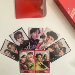Stray Kids Oddinary limited album - Stray Kids Oddinary limited edition album!! Stor box som inkluderar allt! Klistermärken finns kvar och innehåller 7 photocards! Nyskick! (Nypris 450kr)