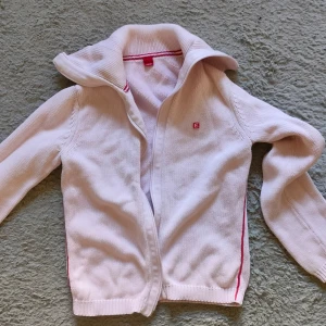 Esprit stickad kofta  - gullig ljusrosa kofta 