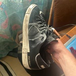 Philippe model skor - Säljer ett par snygga Philippe model i super skick, storlek 42-43 bara skor ingår, pris kan diskuteras vid snabb affär. Kan tänka mig byta mot andra skor. Skriv om ni har fler frågor 😄✌️