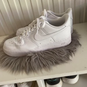 Nike air force 1 - Har använt skorna en gång så dom är i bra skick, dom är lite smutsiga där fram men är bara att tvätta med en trasa så försvinner det.