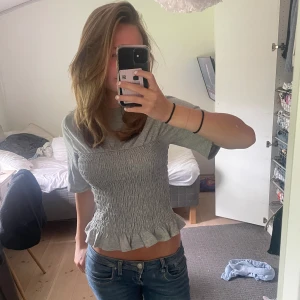 Smockad topp - Säljer denna oanvända slutsålda smockade topp från hm med lappen kvar!💕