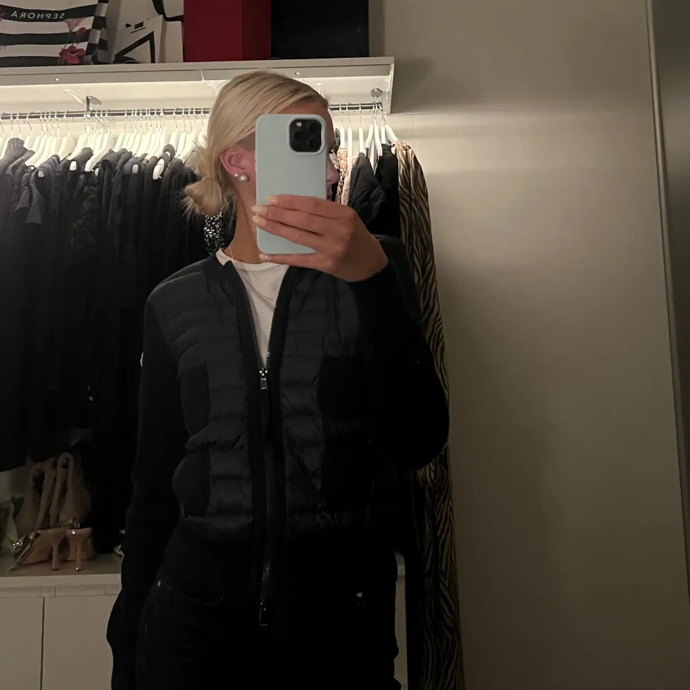 intressekoll på min marinblåa moncler cardigan som jag köpte för ett år sedan på Louisaviaroma. Använd fåtal gånger så mycket bra skick, storlek XS och passar mig som är 34-36 i storlek. Nypris 8988kr och säljer för minst 7000kr. Digitalt kvitto fins. Jackor.