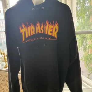 Thrasher flames hoodie - Sparsamt använd, storlek M.