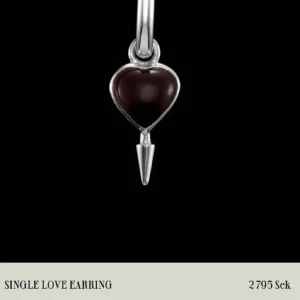 Love earring brunröd  - SÖKER!!! Detta örhänge ifrån Maria Nilsdotter i röd/brun färg, silver.  Endast 1 örhänge. 