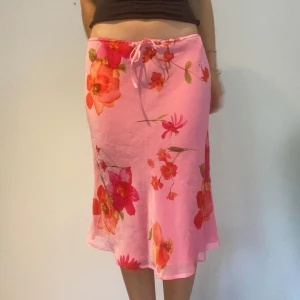 Blommig kjol - Världens finaste kjol älskar den