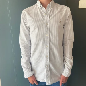 Ralph lauren skjorta - Riktigt sommarfräsch skjorta från Ralph lauren, vit blå randig färg🌟Skick: 9/10✅ Storlek: Small, slim fit✨ Nypris:1795kr Hör av er vid frågor så svarar vi så fort vi kan💛