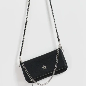 Gina väska ❤️‍🔥 - En väska från Gina Young som har används ungefär 4 gånger. Säljer pågrund av att den inte kommer till användning! köpt för 229kr men säljer för 150kr pris kan diskuteras 💞🙏🏼👛