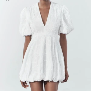 Vit klänning - Säljer denna superfina klänning från zara i storlek XS. Helt oanvänd med prislapp kvar.