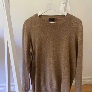 Oscar Jacobson  - Säljer denna snygga crewneck från Oscar Jacobson i storlek M, Skick: 10/10 - aldrig använd                                                                           Nypris: 1299kr - Mitt pris: 599 