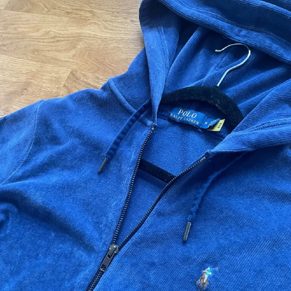 En unik zip hoodie från Ralph Lauren i skönt corduroy material. Köpt online från Miinto för 1799kr, mitt pris: 549 🤝 Storlek M, mkt bra skick!. Hoodies.