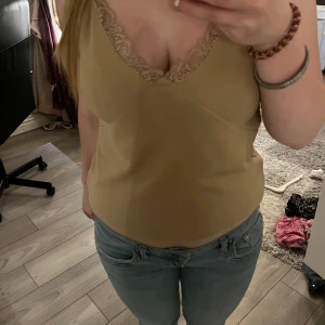 så sött spetslinne!  - så sött beiget spetslinne från nelly trend🩷 jättefint till vardags och till fest. jättebra skick, den har tyvärr inte kommit till användning💞