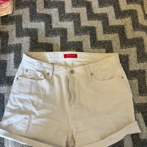 Vita shorts  - Vita shorts köpta på guess i USA för några år sedan, knappt använda 