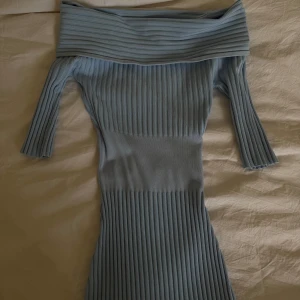 Blå figursydd klänning  - Blå klänning från zara som är superstretchig och skön! Använd 1 gång🩷