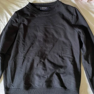 Svart Sweatshirt - En svart sweatshirt i bra skick!! Köpt från Ullared förra året och är i storlek S, liten i storleken!